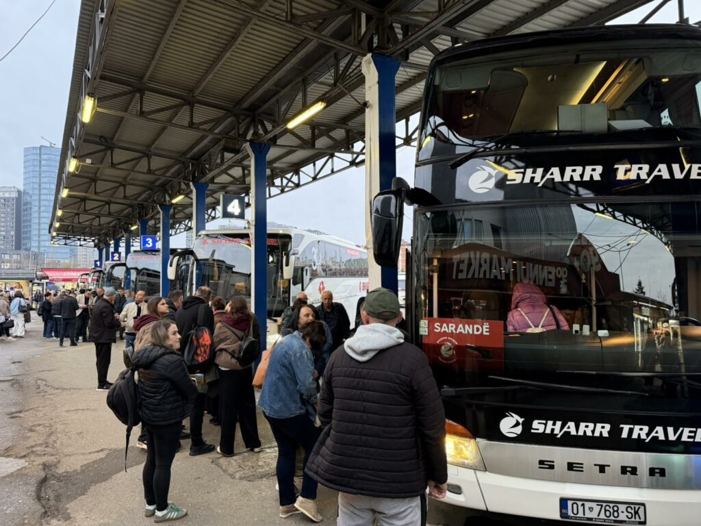 Boom turistik  Mbi 1000  udhëtarë janë nisur drejt bregdetit shqiptar me Sharr Travel