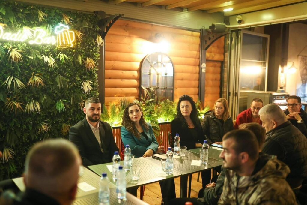 Vjosa Osmani në Gjilan  krah saj ish deputetja e LDK së