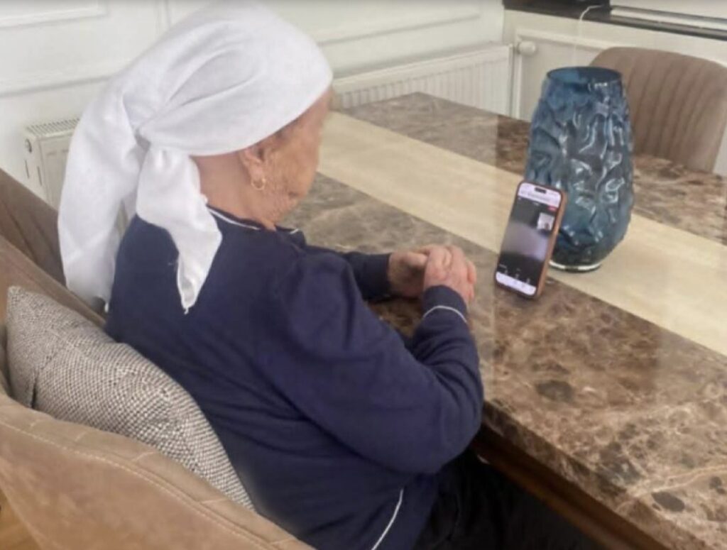 Një ditëlindje ndryshe  nëna e Thaçit në videolidhje me të birin në Hagë