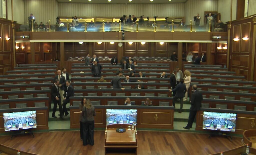 Nis seanca për presidentin  sërish pa opozitën