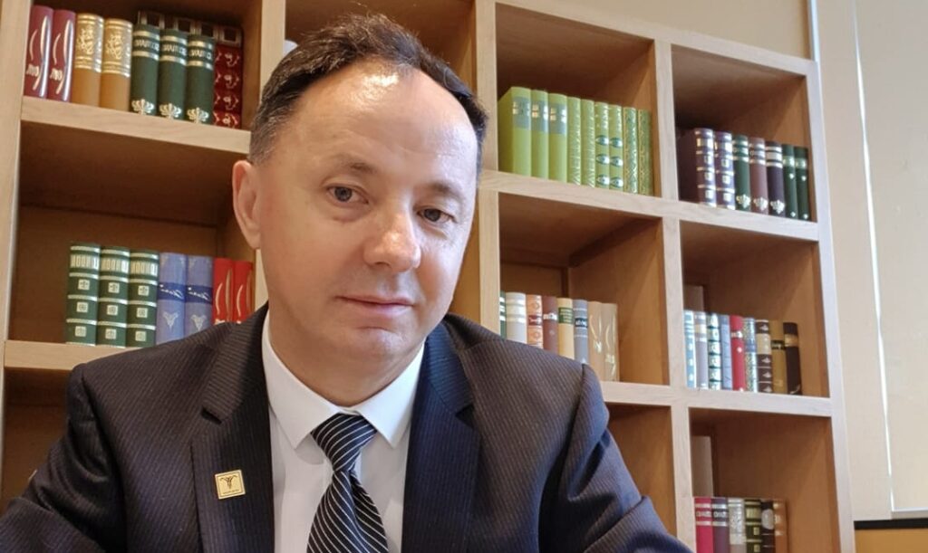 Skandal në kryeqytet  Libri i Shkëlzen Gashit dhe ekspozita që përgjysmojnë viktimat dhe i shpallin civilët  luftëtarë 