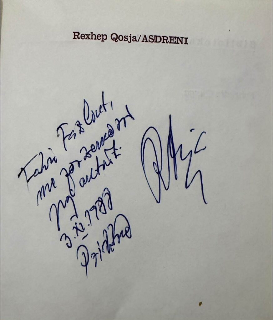 Akademiku Rexhep Qosja  më 3 nëntor 1988  i kishte dhuruar Heroit të Kosovës  Fahri Fazliut  librin e tij për Asdrenin me një dedikim në dorëshkrim