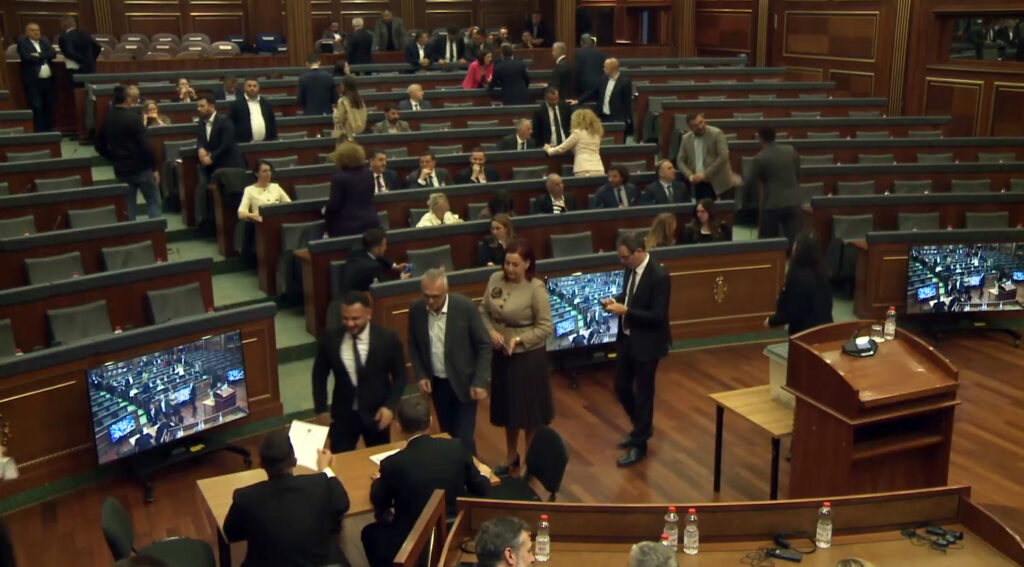 Votimi për presidente nis në kundërshtim me Kushtetutën pa kuorum  Vetëm 64 deputetë në sallë  opozita bojkoton