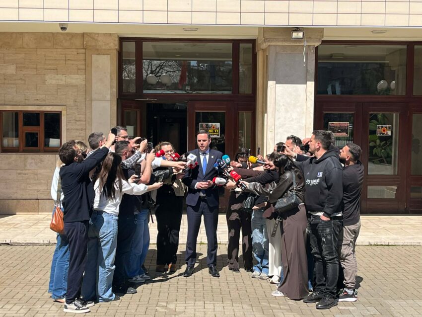 Abdixhiku pas takimit me Kurtin  Tri pozita nuk mund t i takojnë një partie politike