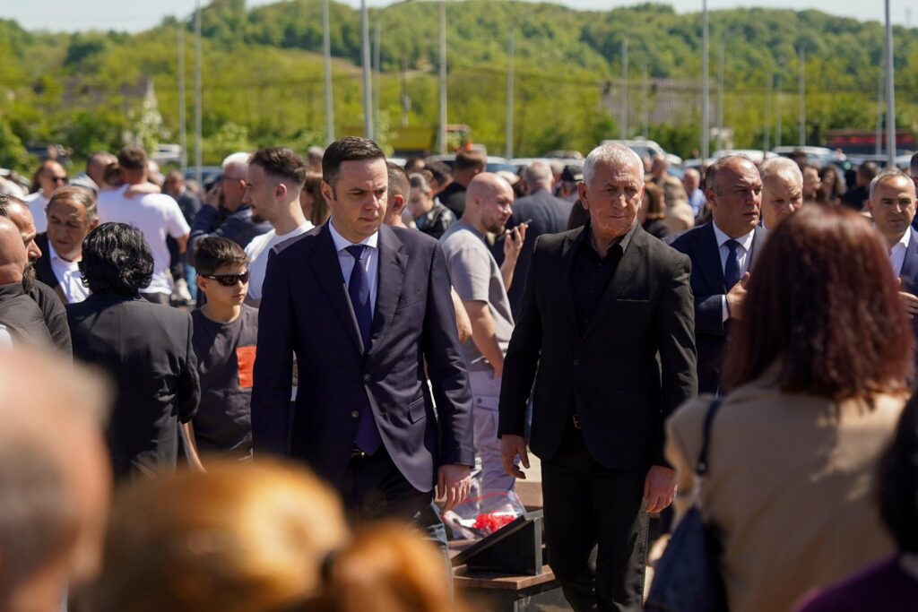 Abdixhiku bën homazhe në Meje  Kosova duhet të kërkojë drejtësi për njerëzit e vet