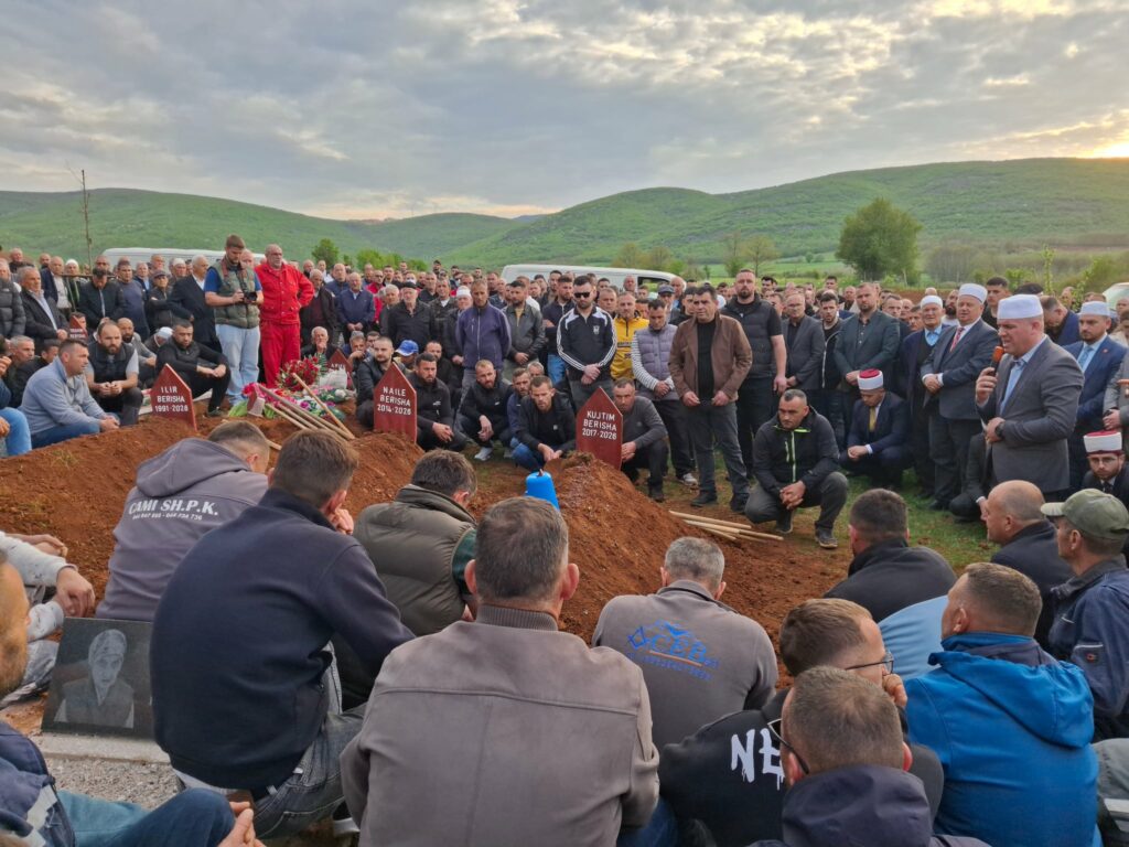 Tragjedia në Malishevë  Varrosen tre anëtarët e familjes Berisha
