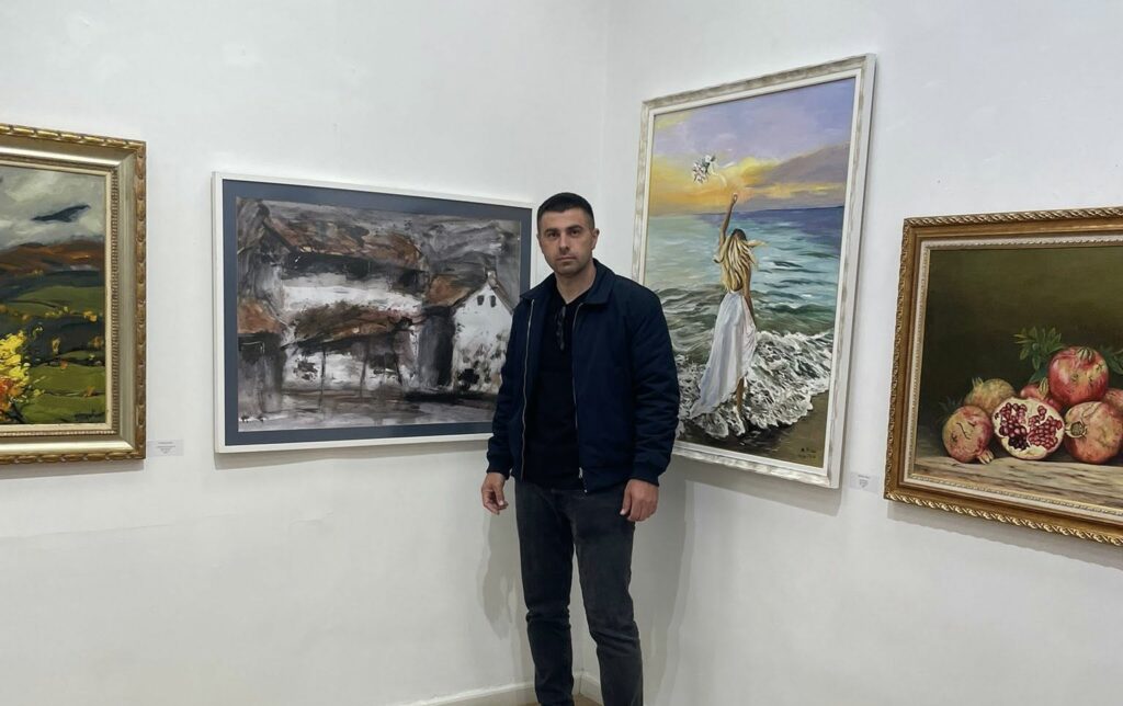 artisti-agim-bujupi-prezanton-kullat-e-jasharajve-ne-pranvera-art-ne-tirane