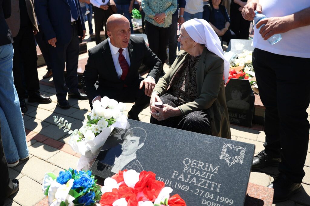 Haradinaj nderon martirët në Mejë