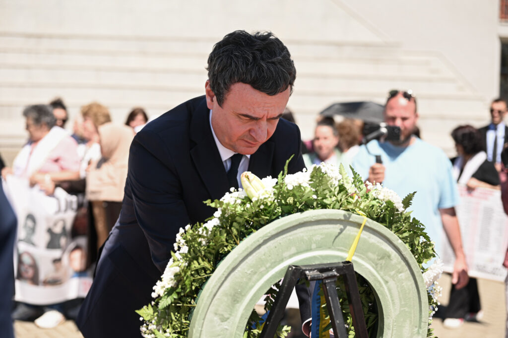 27 vjetori i masakrave  Kurti bëri homazhe te varrezat në Mejë dhe në Korenicë