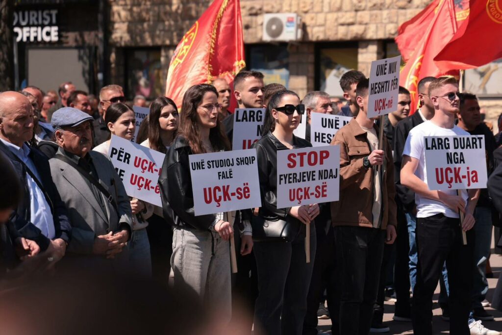 Protesta e studentëve në Pejë  E turpshme ta mbrojmë UÇK në nga shqiptarët