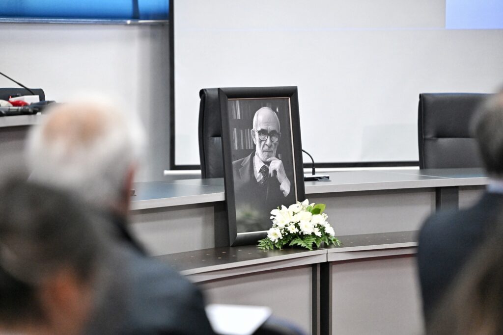 ASHAK u mban mbledhje komemorative për akademik Rexhep Qosjen  vlerësohet lart figura e tij