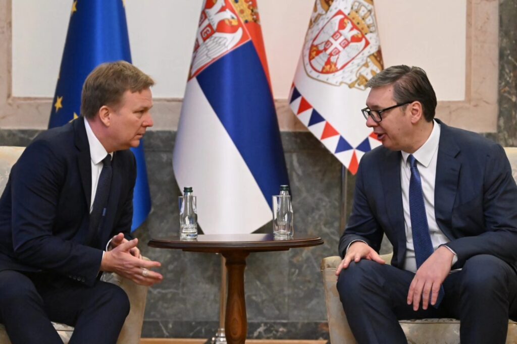 Vuçiqi takohet me emisarin Sorensen në Beograd  pretendon se ka  diskriminim  ndaj serbëve në Kosovë