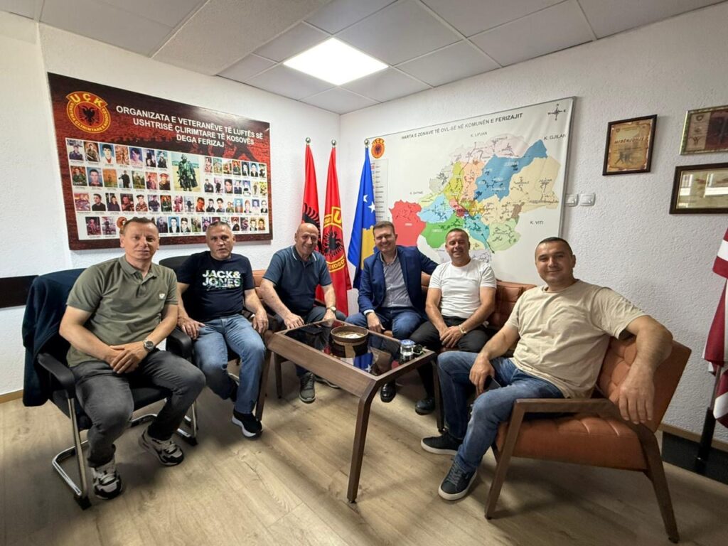 77 shi i PDK së  Besim Hoxha  takon veteranët e UÇK së në Ferizaj  respekt për vlerat e luftës