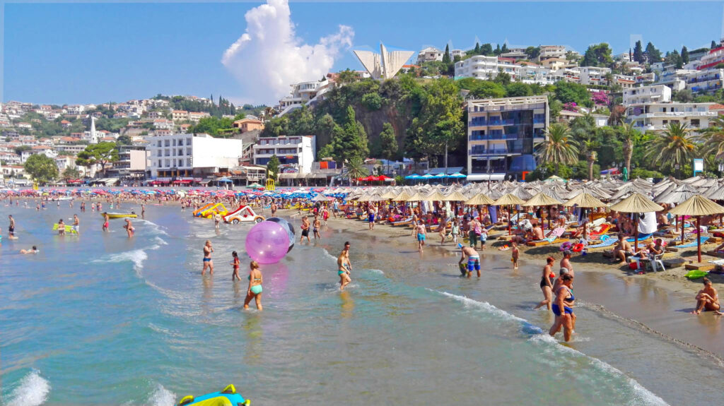 Rregulla të reja në Ulqin  Gjoba deri në 500 euro për ata që lëvizin me rroba banjo jashtë plazhit