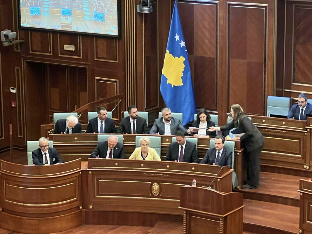  Qasje primitive   kritikohet gjuha e Kurtit e ministrave ndaj mediave