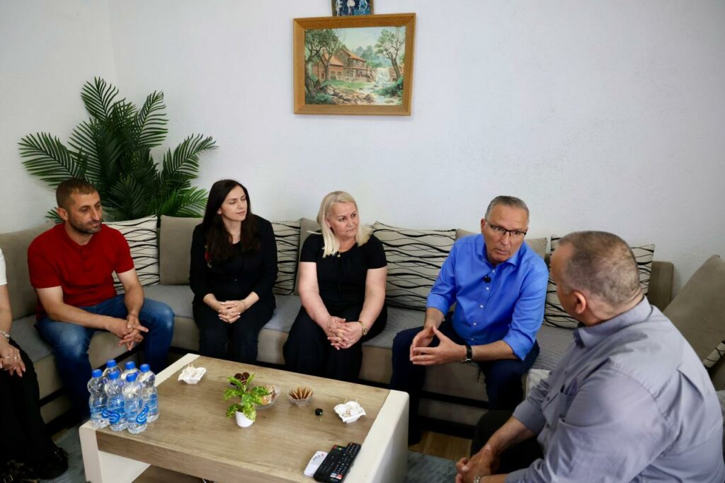 Hamza në familjen Dani  Kosova po humb të rinjtë nga krizat politike  qytetarët kërkojnë shpresë dhe ndryshim  Video 