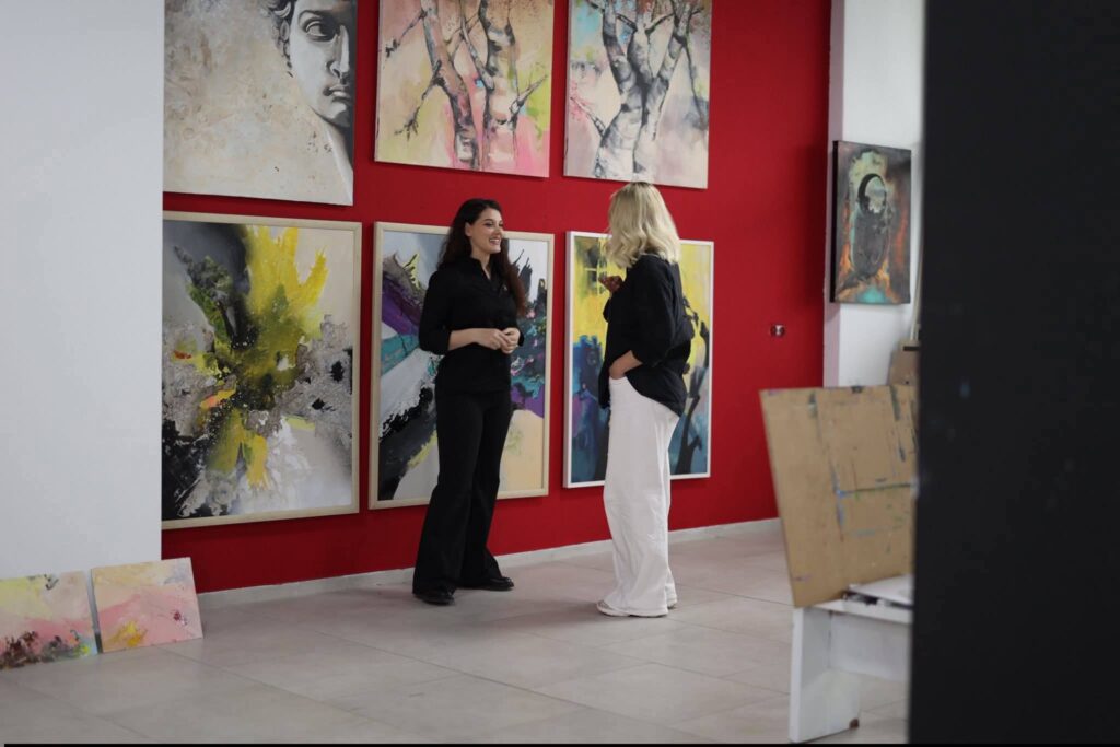 29 shja e PDK së  Kaltrinë Lohaj  viziton atelenë e artistes Pranvera Sylejmani  vlerëson punën dhe përkushtimin ndaj artit figurativ