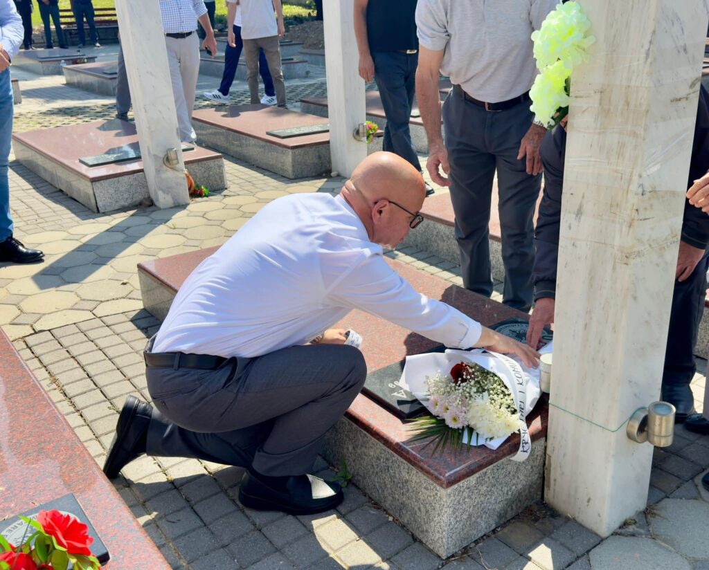 Smajl Latifi nderon dëshmorët e Rahovecit në 27 vjetorin e rënies së tyre për liri