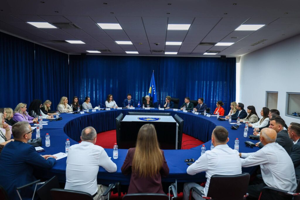 Certifikohen 16 fasilitatorë të rinj  Gërvalla  Puna e tyre do të ketë ndikim në mbrojtjen e grave  fëmijëve dhe shoqërisë në përgjithësi