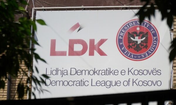 LDK me alarm për sulme të koordinuara sonte ndaj profileve zyrtare të Abdixhikut