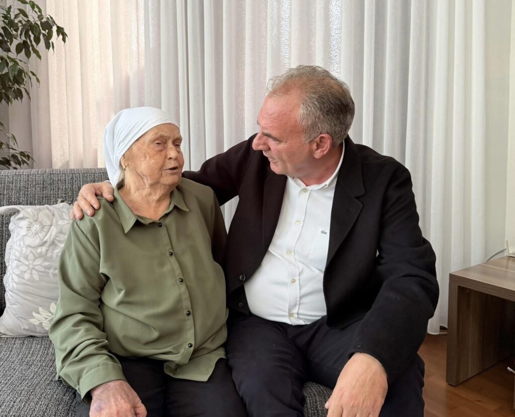 Fatmir Limaj viziton nënën e Hashim Thaçit  Nana Hyrë simbol i qëndresës dhe krenarisë shqiptare