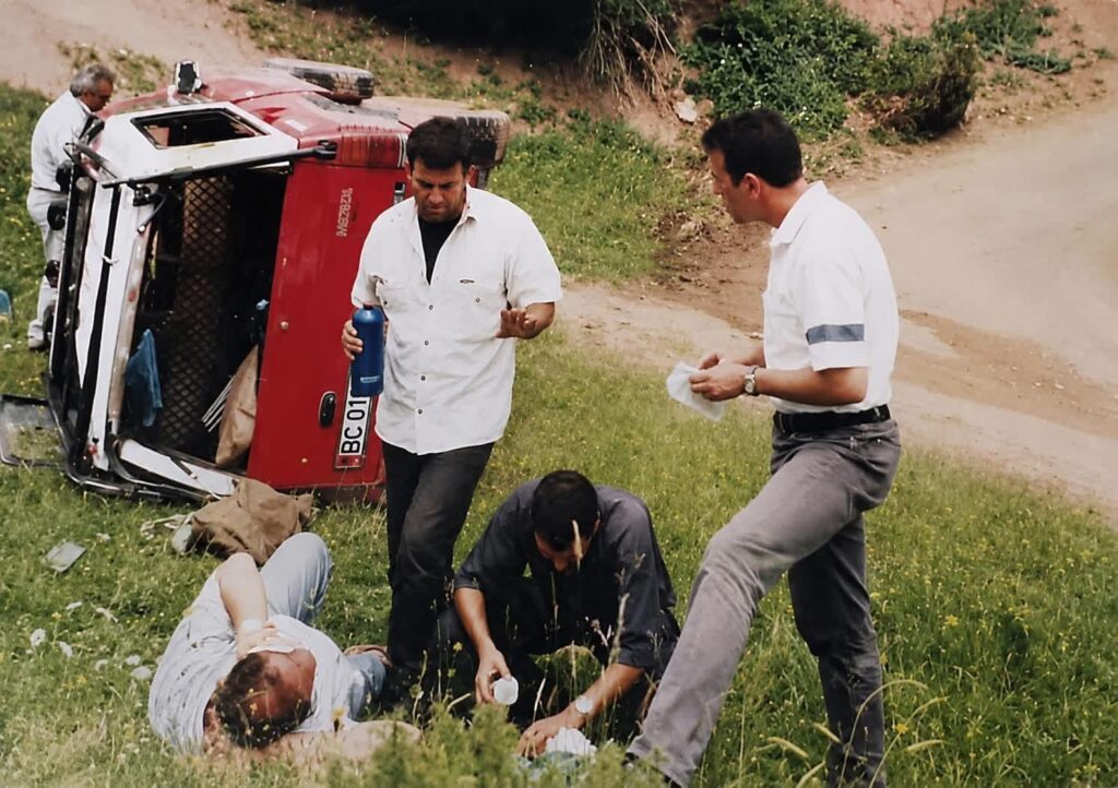 Besnik Kada rrëfen momentin dramatik në Koshare  Si u shpëtuan gazetarët e huaj pas aksidentit mbi Padesh  në maj 1998