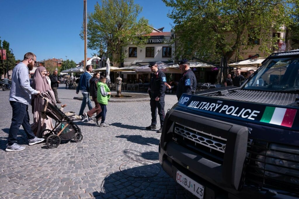 Karabinierët patrullojnë në Prizren