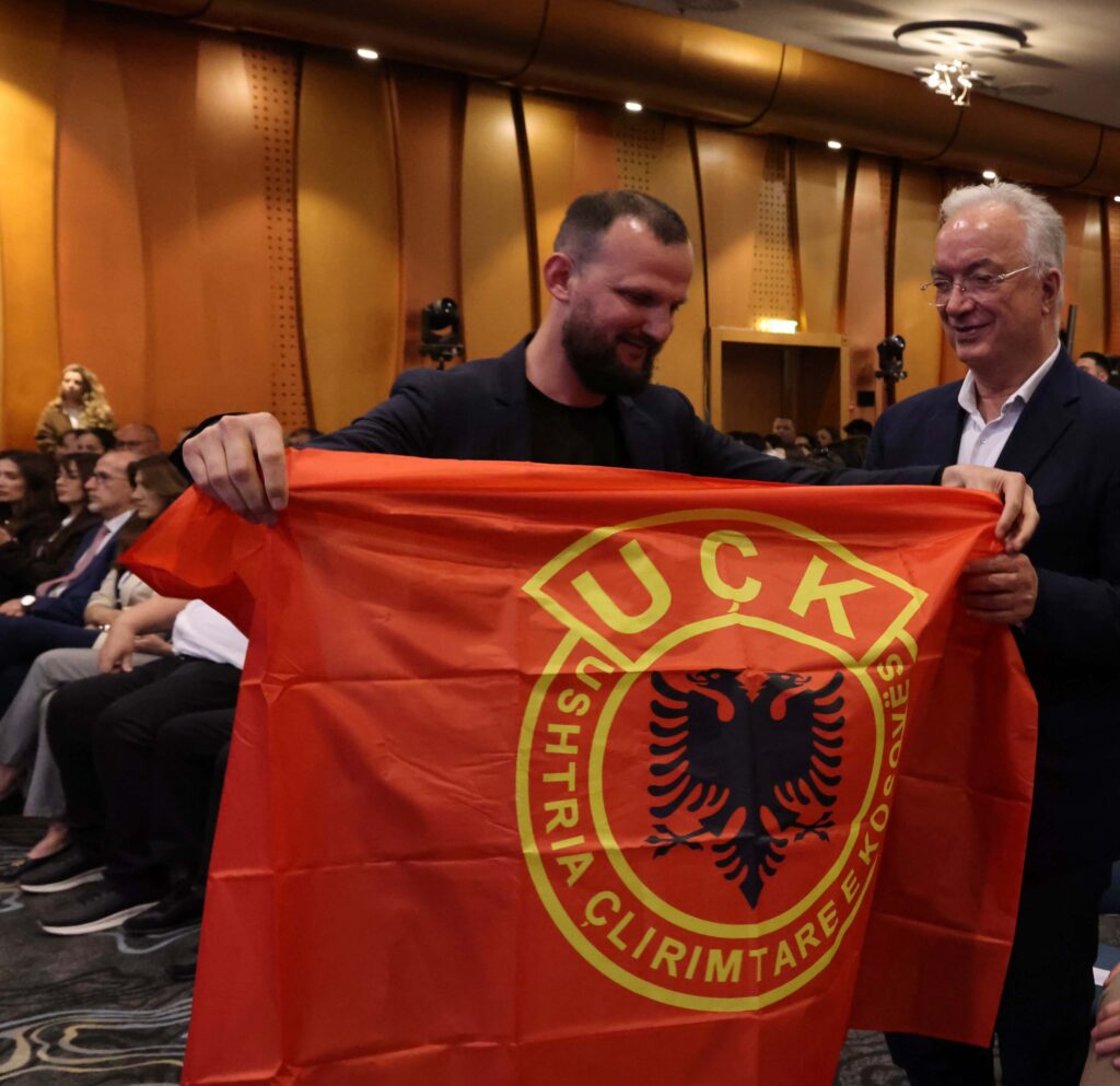 Xhavit Halitit i dhurohet flamuri i UÇK së