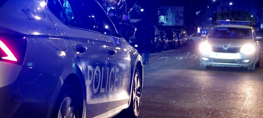 Suspendohen dy policë serbë në veri  u kapën të zhveshur në veturë