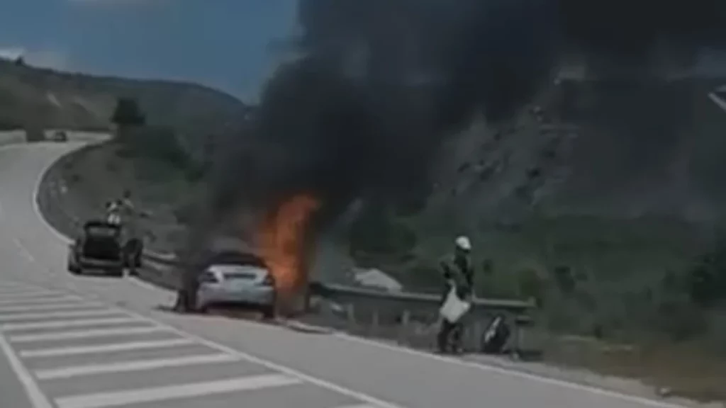 Përfshihet nga zjarri një veturë në rrugën Korçë Ersekë