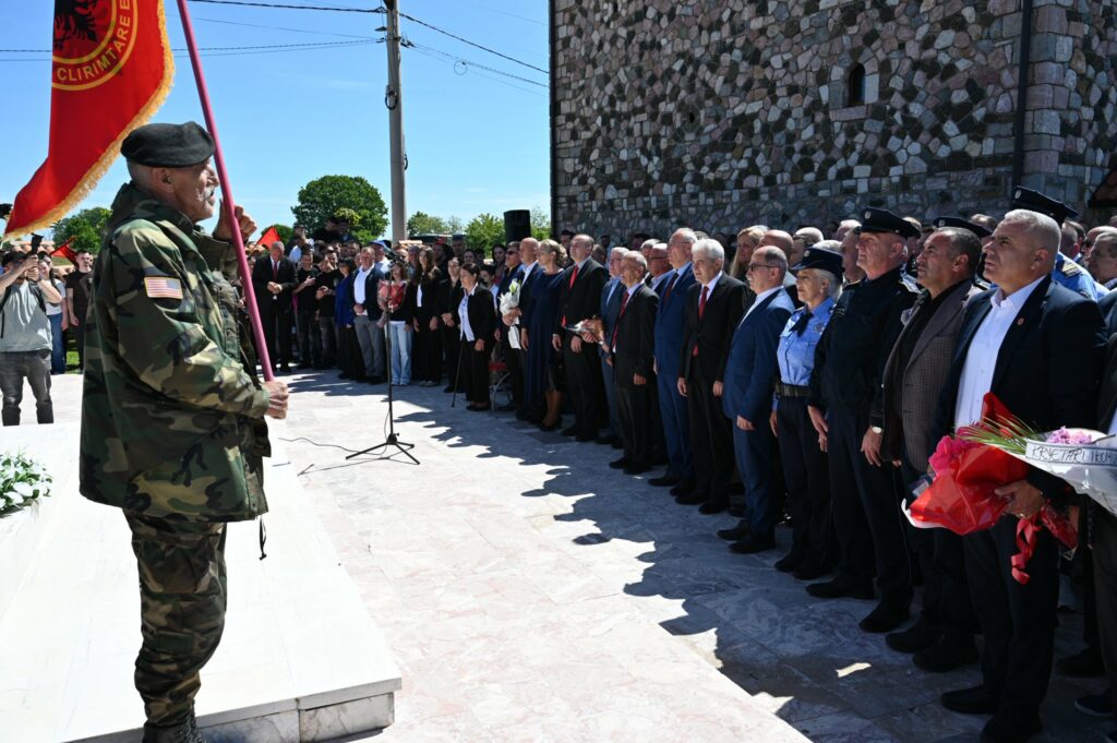 Ahmeti  Luan Haradinaj së bashku me vëllezërit e tij dhe mijëra luftëtarë të UÇK së mbetet simbol i qëndresës