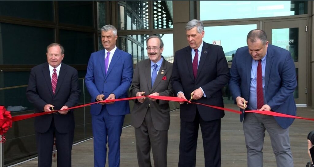 Propozimi që ndërtesës në Ambasadën amerikane në Kosovë t i vihet emri i Engelit merr aprovimin e parë