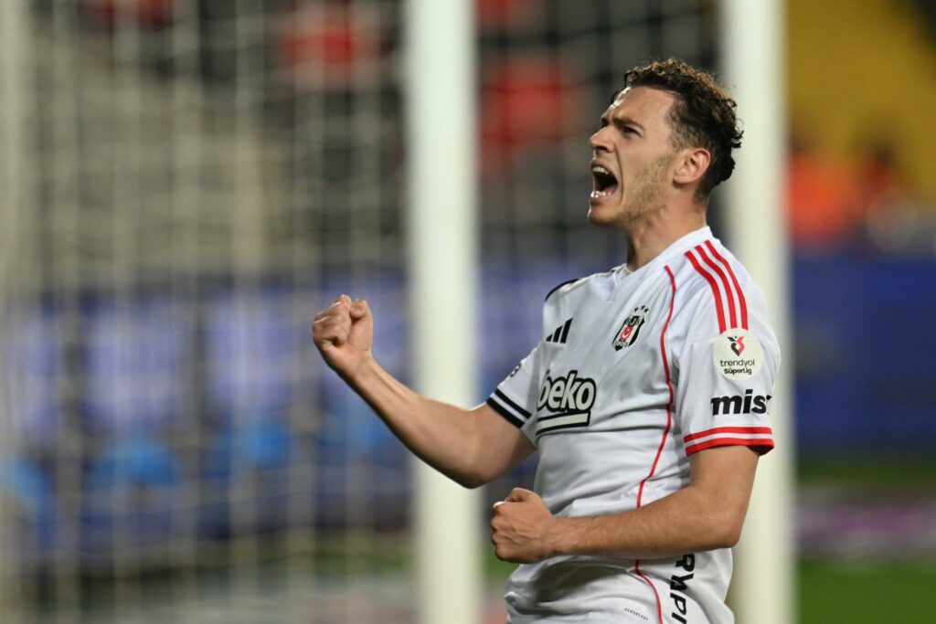 beshiktashi-kthen-asllanin-tek-interi