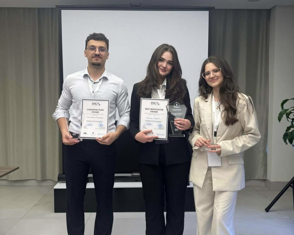Studentët e Juridikut të UP së triumfojnë në garën rajonale të negociimit juridik