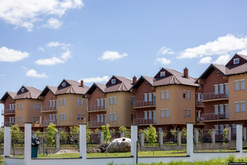 Arkitektura e barazisë  Pse vëllezërit në Kosovë ndërtojnë shtëpi të njëjta 