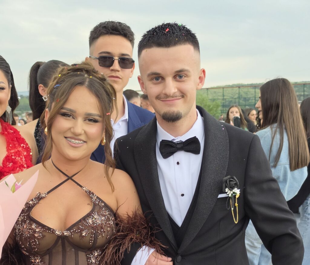 Djali i ish ushtarit të UÇK së shkëlqen në mbrëmjen e maturës