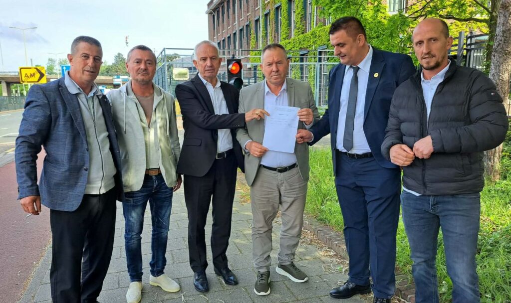 Gucati me bashkëpunëtorë dorëzuan në Speciale 200 mijë nënshkrime për çlirimtarët