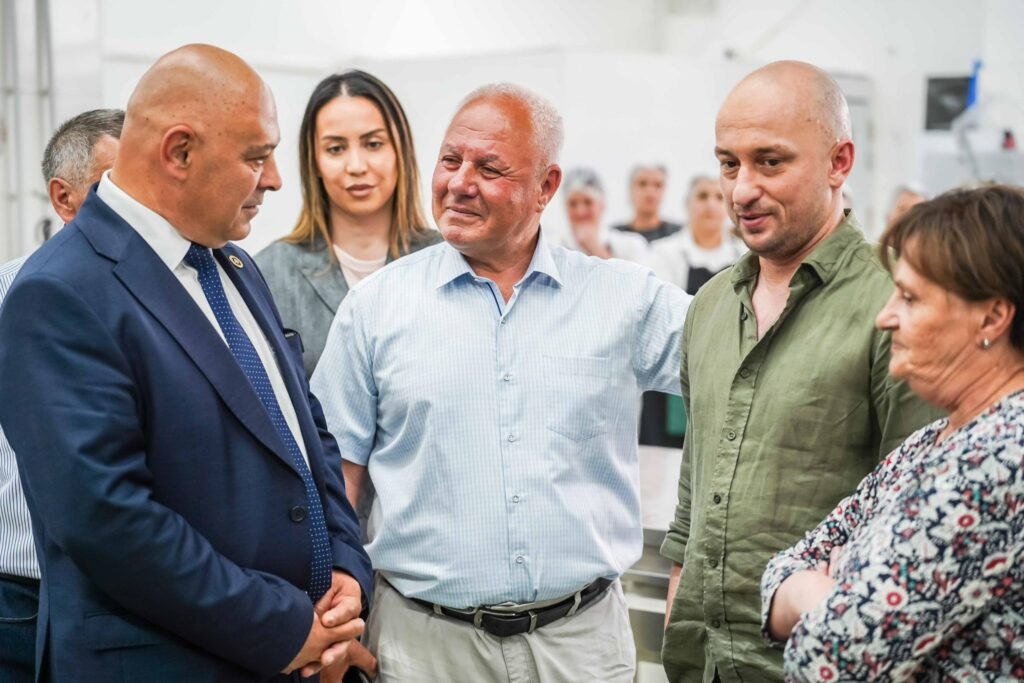 Ardian Gjini në Mitrovicë  Mbështetja për njerëzit që krijojnë vende pune është detyrë e shtetit