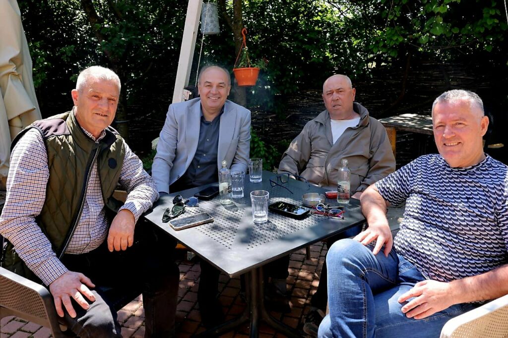 Enver Hoxhaj pi kafen e mëngjesit me vëllezërit e Thaçit dhe Rafet Ramën