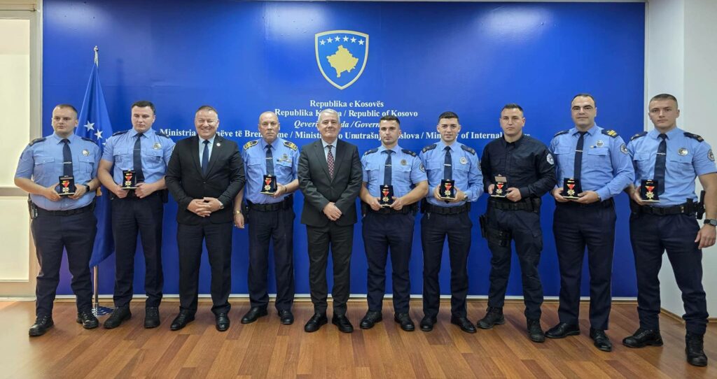 Tetë zyrtarë policorë nderohen me Medalje për Shpëtim Jete