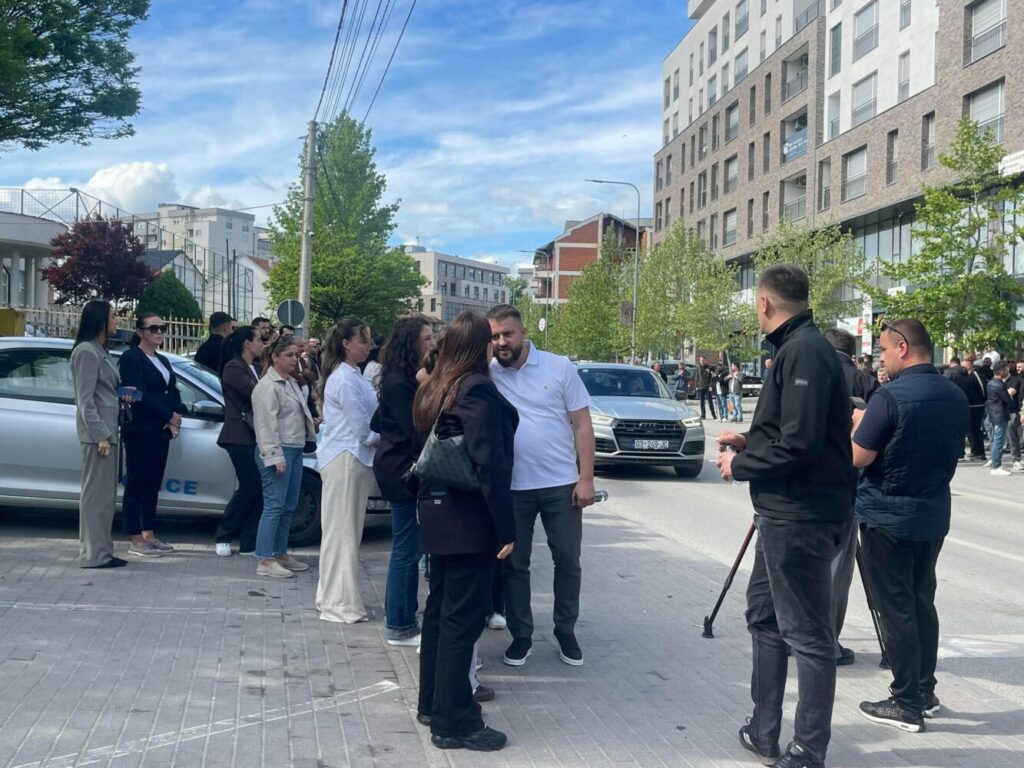 Lushtaku ftohet për intervistim në polici  shumë qytetarë dalin në përkrahje të tij