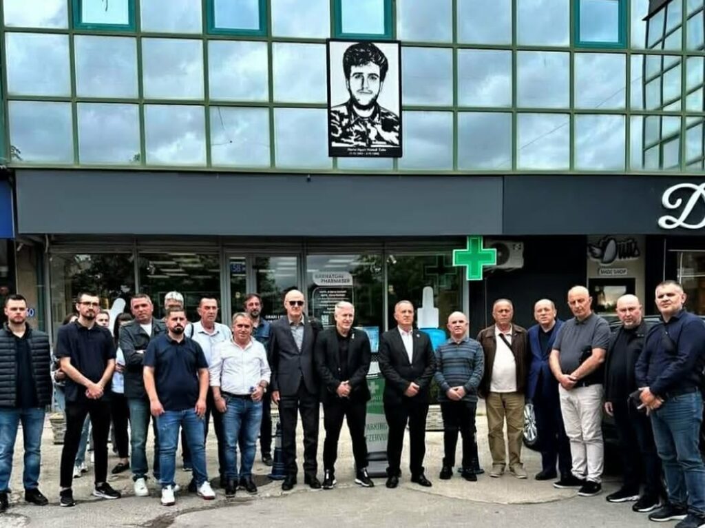 Bashkëluftëtarët vendosin fotografinë e Hyzri Tallës në vendin e rënies
