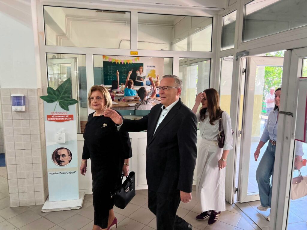 Bedri Hamza voton në Mitrovicë  i shoqëruar nga bashkëshortja