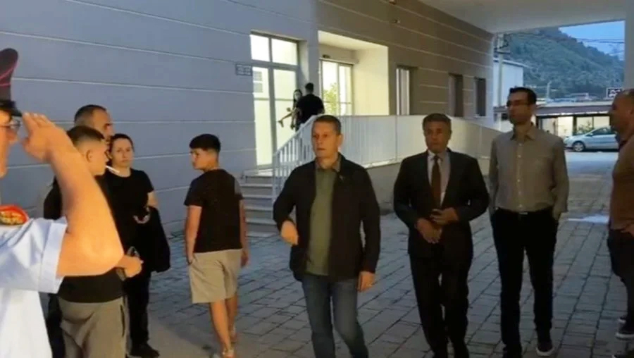 Pas tragjedisë në Shëngjin  ambasadori i Kosovës në Shqipëri viziton të mbijetuarit  Janë në gjendje të mirë