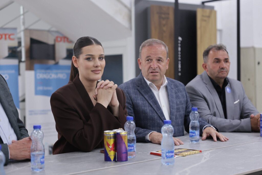 Elmi Reçica  së bashku me disa kandidatë për deputetë  viziton biznesin  Elita  në Ferizaj dhe vlerëson kontributin e ndërmarrjeve vendore