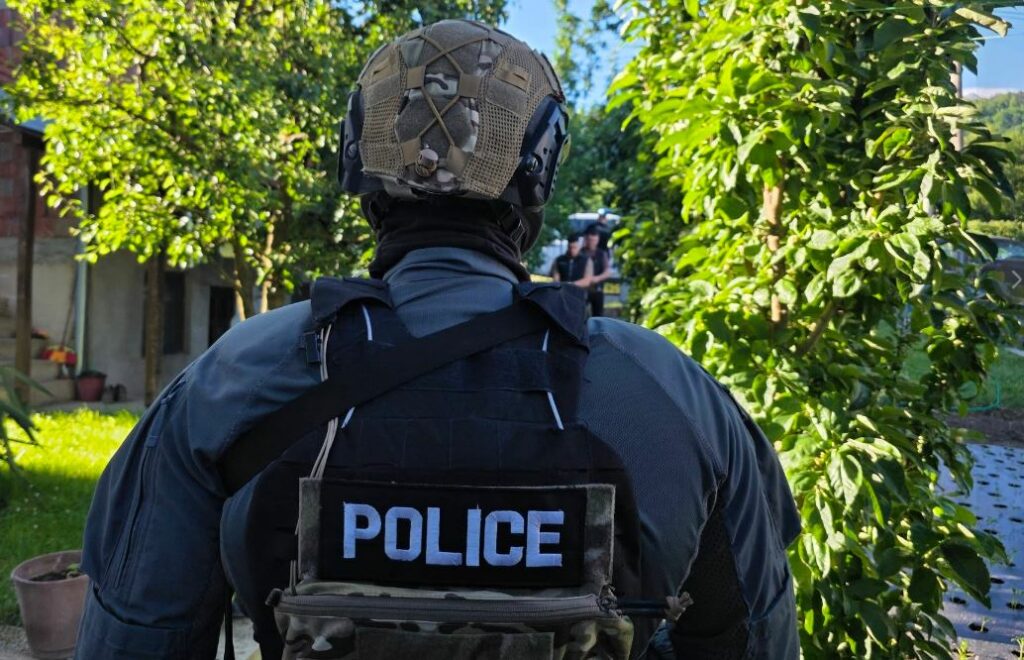 Arrestohen pesë persona  dyshohen për krime lufte