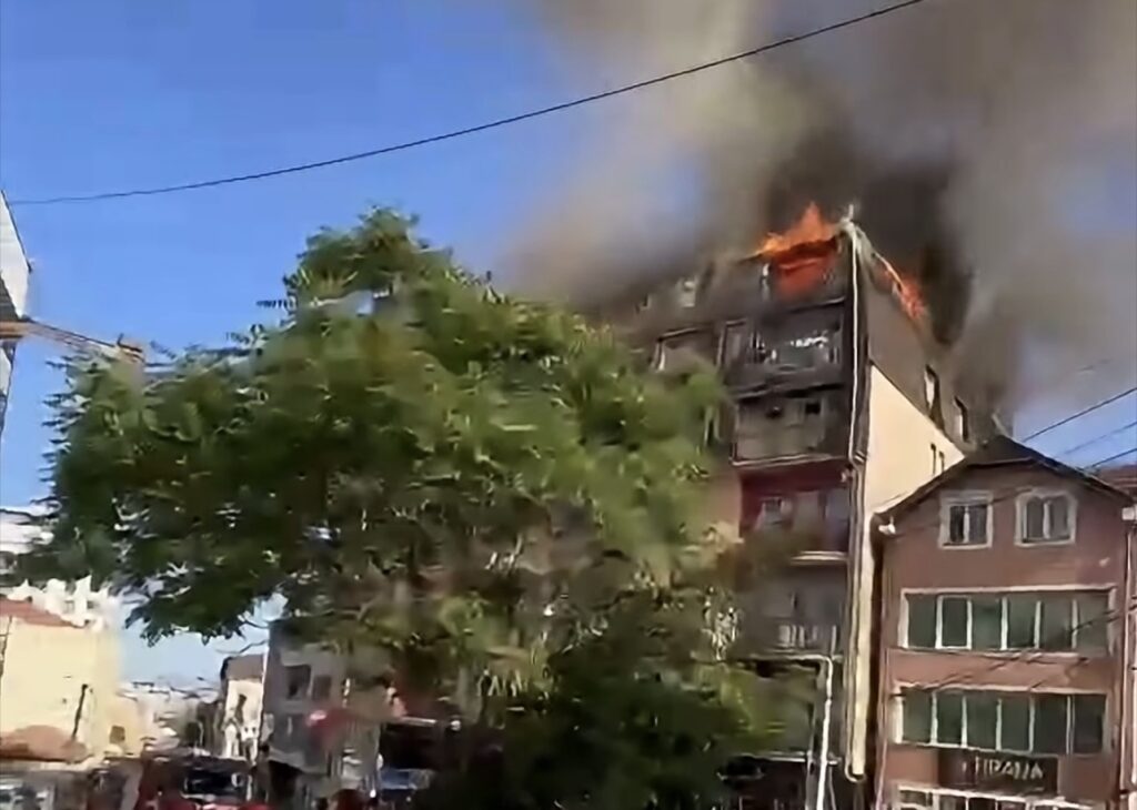 Zjarr i madh përfshin një ndërtesë banimi në Prishtinë