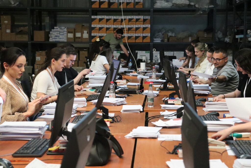 Mbi 22 mijë pako me fletëvotime nga diaspora miratohen nga KQZ ja  refuzohen 755