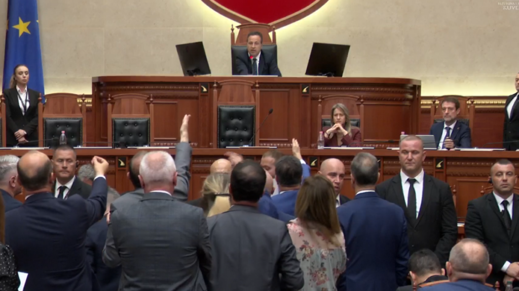 Tensione në Kuvendin e Shqipërisë  opozita bllokon foltoren