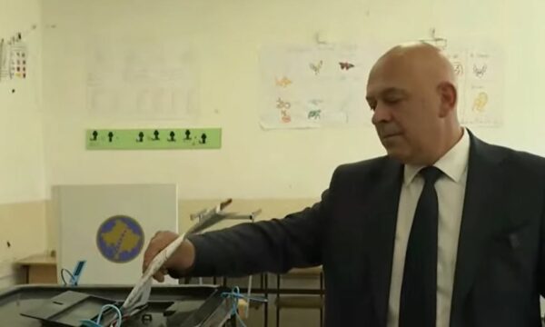Ardian Gjini voton në Gjakovë